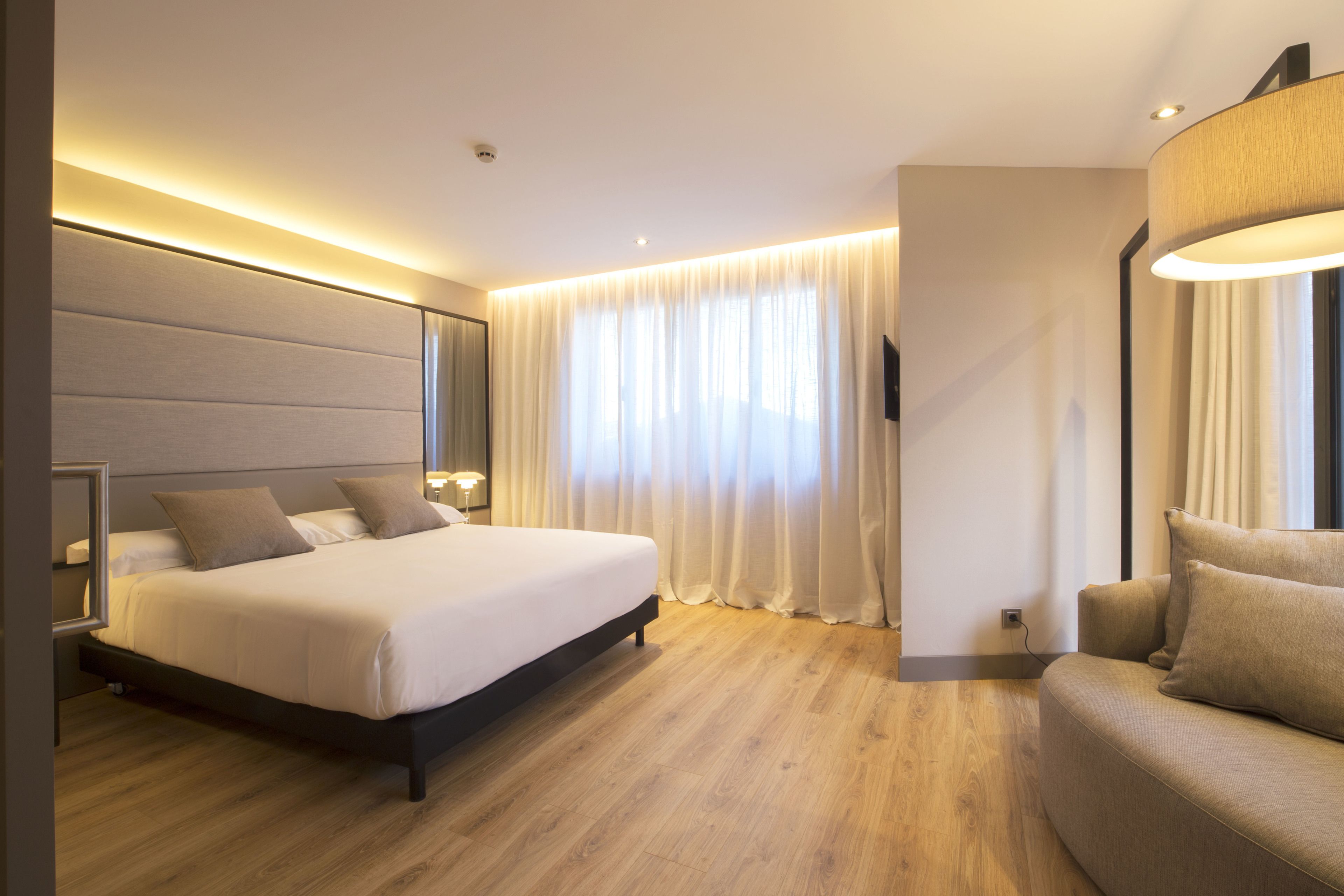 3 bedrooms, down duvets, minibar, in-room safe