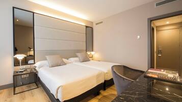 Cubrecamas, minibar, caja de seguridad en la habitación y escritorio