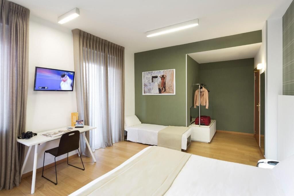 Cubrecamas, caja de seguridad en la habitación y escritorio 