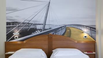 Copriletto in piuma, una cassaforte in camera, una scrivania