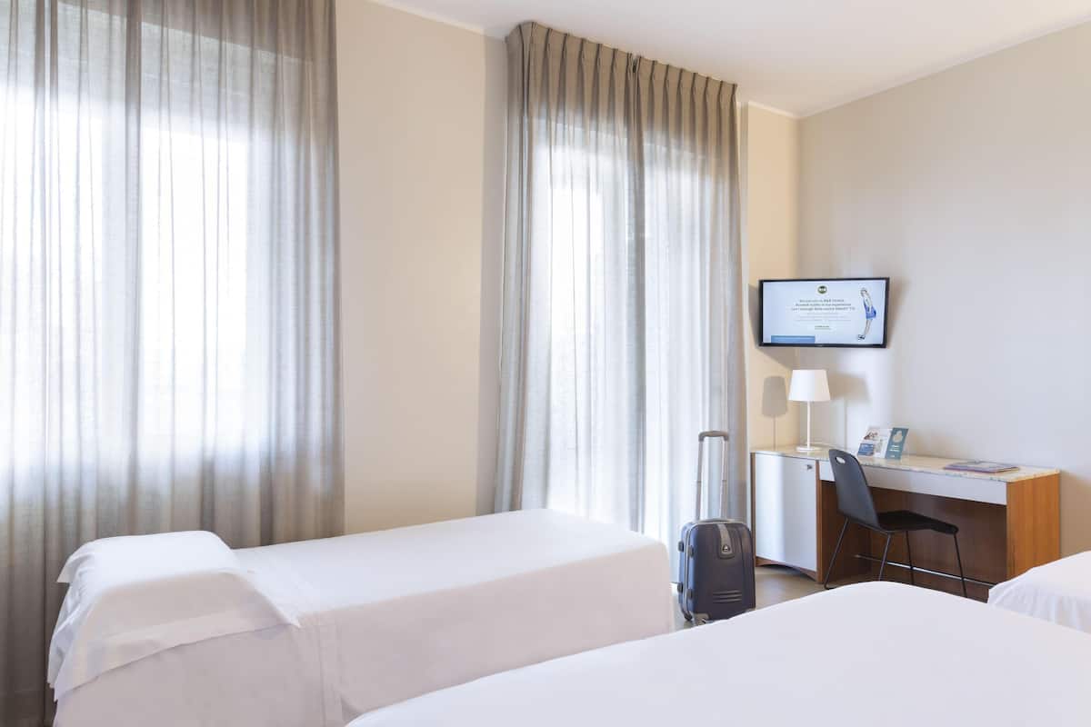 Down comforters, in-room safe, desk, blackout drapes