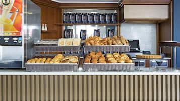 Desayuno buffet diario (EUR 7.9 por persona)