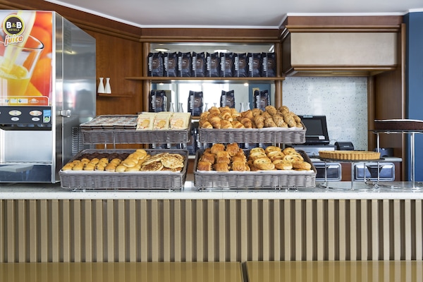 Tägliches Frühstücksbuffet (7.9 EUR pro Person)