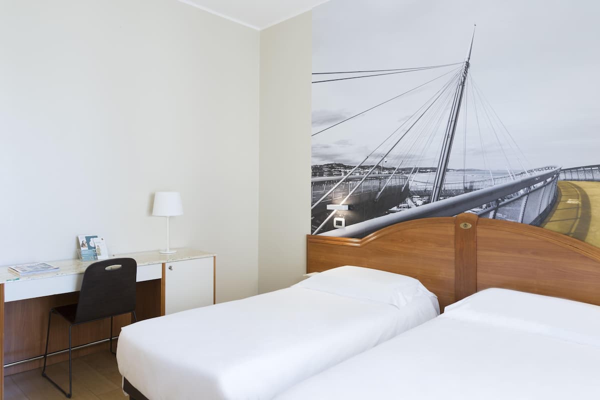 Down comforters, in-room safe, desk, blackout drapes