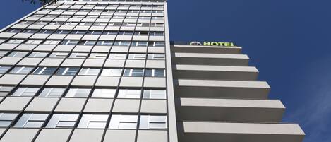 Un hôtel moderne avec un ciel dégagé.
