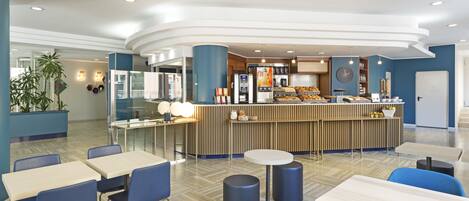 Petit déjeuner buffet (7.9 EUR par personne)