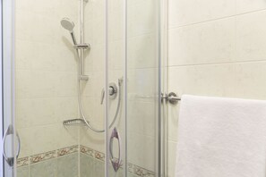 Combined shower/tub, free toiletries, hair dryer, bidet