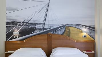 Copriletto in piuma, una cassaforte in camera, una scrivania