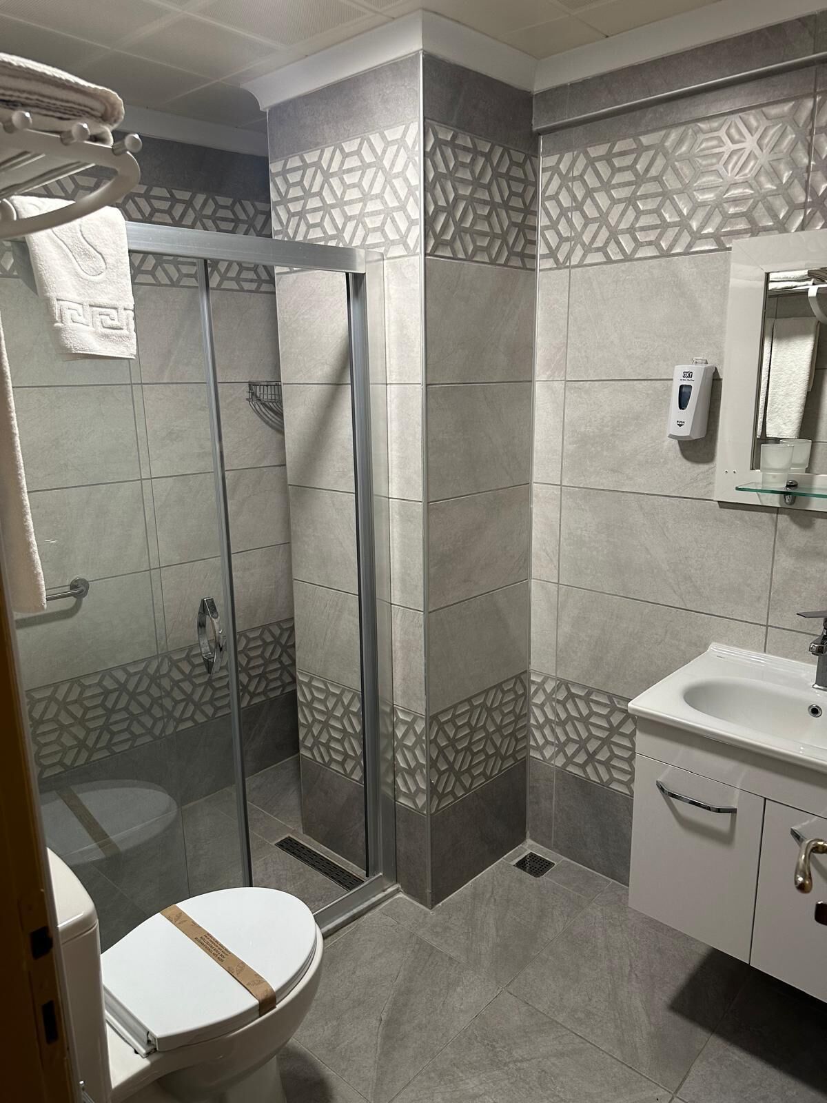Standard Room | Bathroom | Hair dryer, slippers, towels