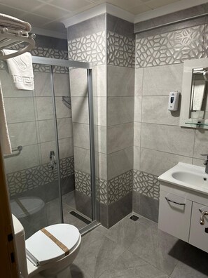 Standard Room | Bathroom | Hair dryer, slippers, towels - Anzac Hotel (Çanakkale)