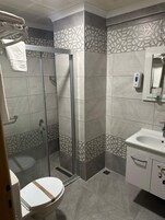 Quarto standard | Banheiro | Secador de cabelo, chinelos, toalhas de banho