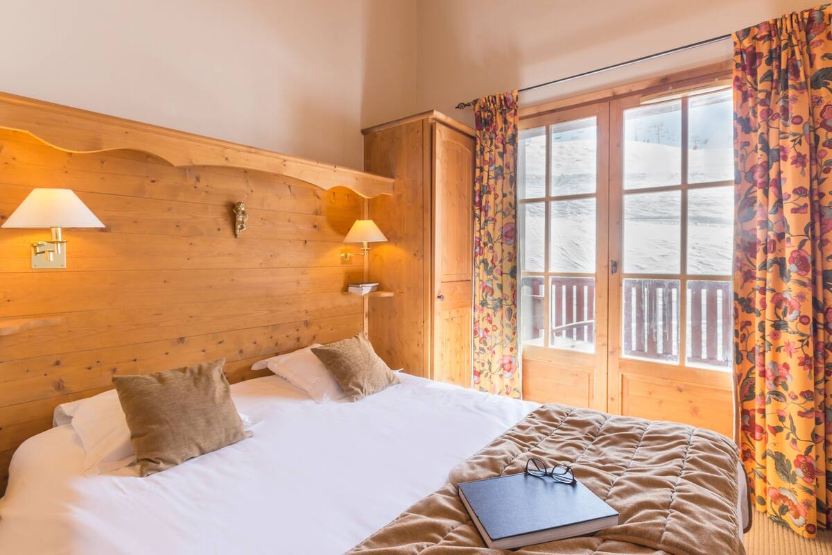 Appartement 10 personnes - 4 chambres - Duplex - Piscine intérieure - Sans Balcon | ตู้นิรภัยในห้องพัก, ผ้าม่านกันแสง, เตารีด/โต๊ะรีดผ้า, เปล/เตียงเด็กอ่อน