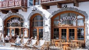 Un edificio con ventanas arqueadas y un letrero que dice 'LA BOHÊME'.