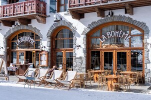 2 restaurantes; se sirven desayunos, almuerzos y cenas