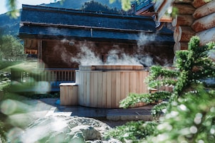 Bañera de hidromasaje al aire libre