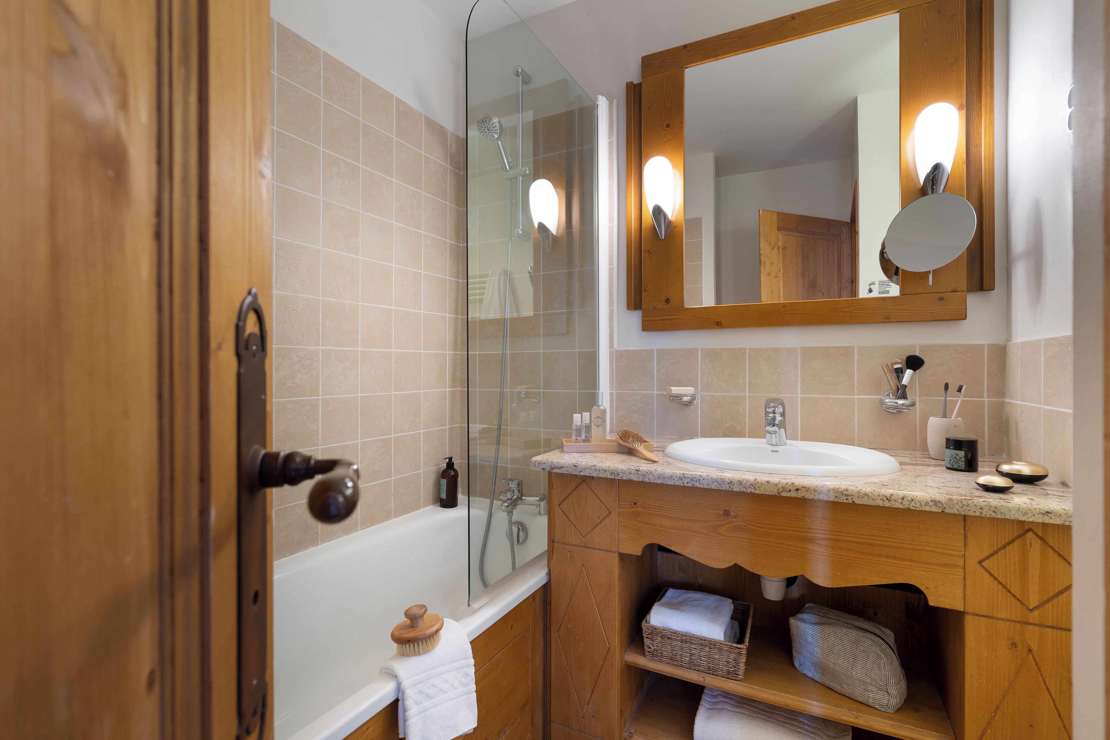Une salle de bain avec une baignoire, un lavabo, un miroir et une douche.