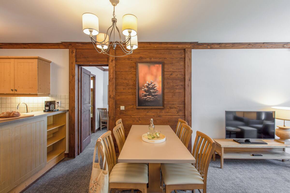 Appartement 6 personnes - 2 chambres - Piscine vue Mont Blanc extérieure - Sans balcon | บริเวณนั่งเล่น | ทีวีจอแอลซีดี