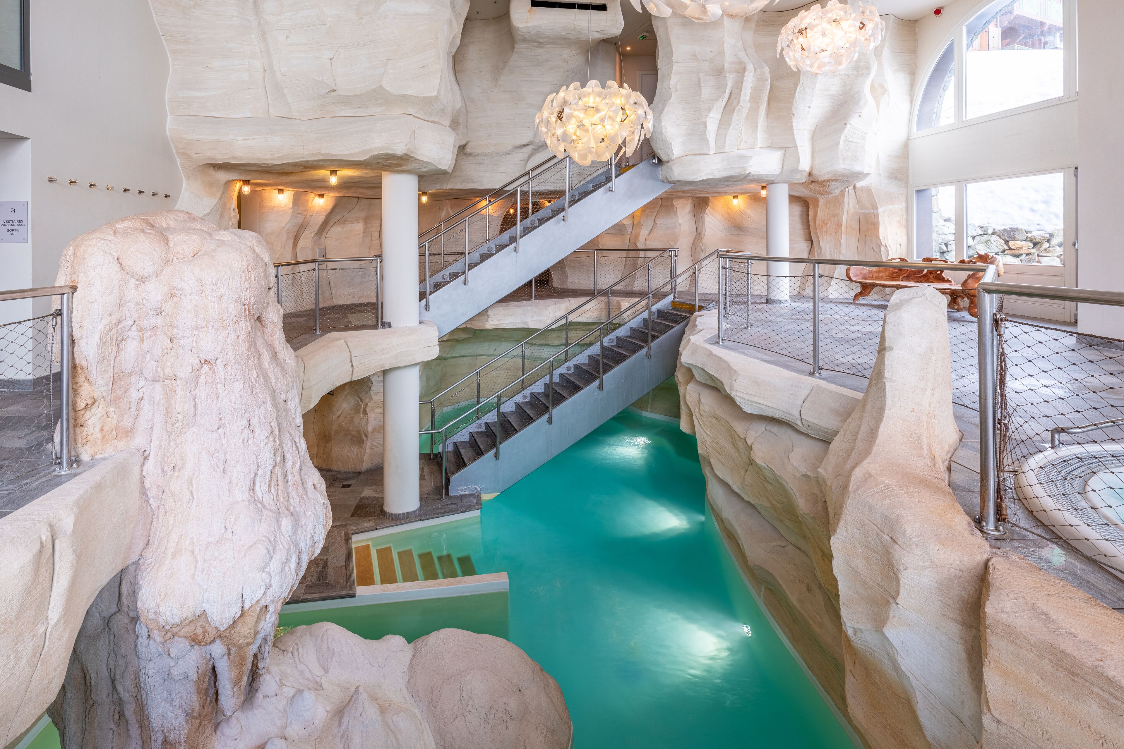 Sisäuima-allas, 4 ulkouima-allasta