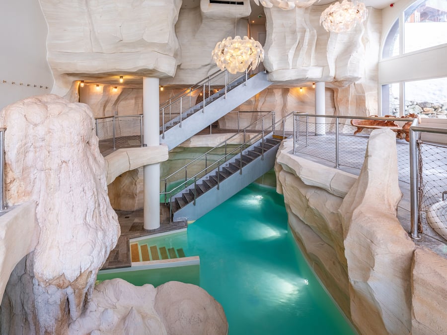 Una piscina techada, 4 piscinas al aire libre