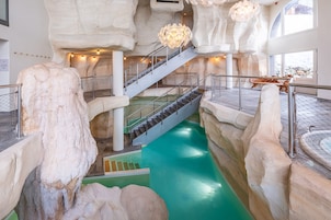 Una piscina cubierta, 4 piscinas al aire libre