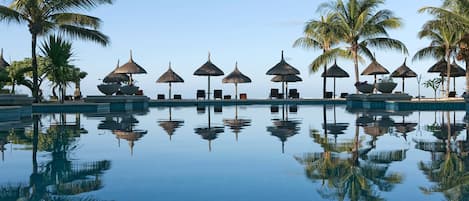 Piscine extérieure, parasols de plage, chaises longues