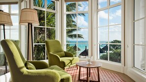 Zimmersafe, Schreibtisch, laptopgeeigneter Arbeitsplatz