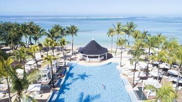 Außenpool, Sonnenschirme, Liegestühle