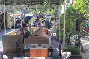 Petit déjeuner, déjeuner et dîner servis sur place, vue sur la mer