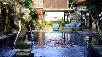 Kolam renang outdoor, dengan payung kolam renang dan kursi berjemur