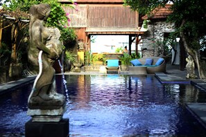 Outdoor pool, pool umbrellas, pool loungers - Diwangkara Beach Hotel and Resort (Denpasar)