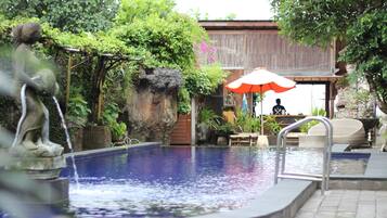 Villa superior (Pool) | Minibar, caja de seguridad en la habitación y muebles diferentes