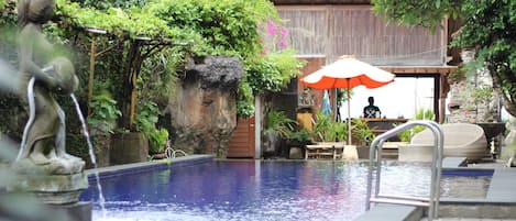 Suite Lagoon Shared Pool | Minibar, in-room safe, individually furnished, desk
