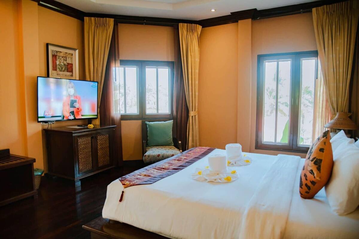 Desk, soundproofing, iron/ironing board, free WiFi