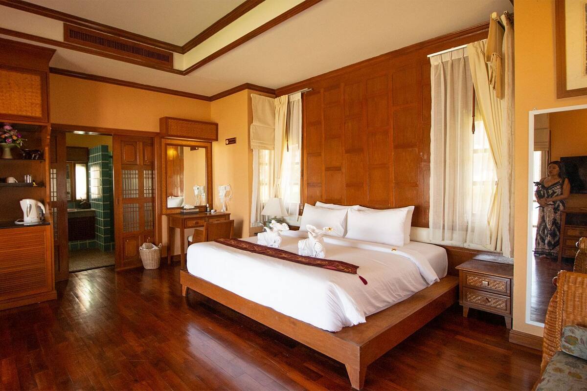 Desk, soundproofing, iron/ironing board, free WiFi