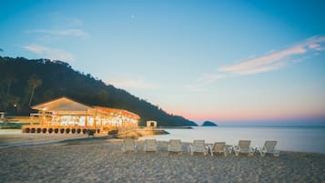 Plage privée, parasols, serviettes de plage, beach-volley