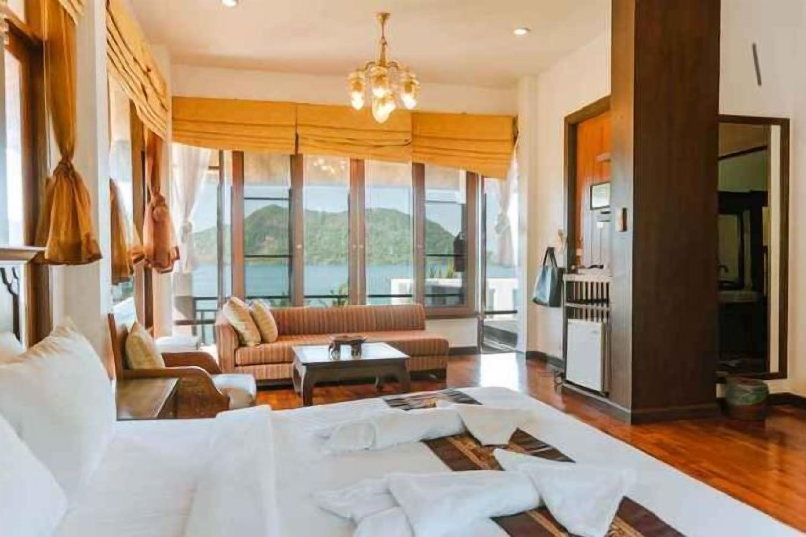 Desk, soundproofing, iron/ironing board, free WiFi