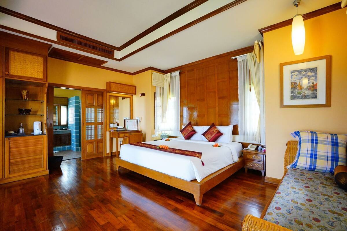 Desk, soundproofing, iron/ironing board, free WiFi