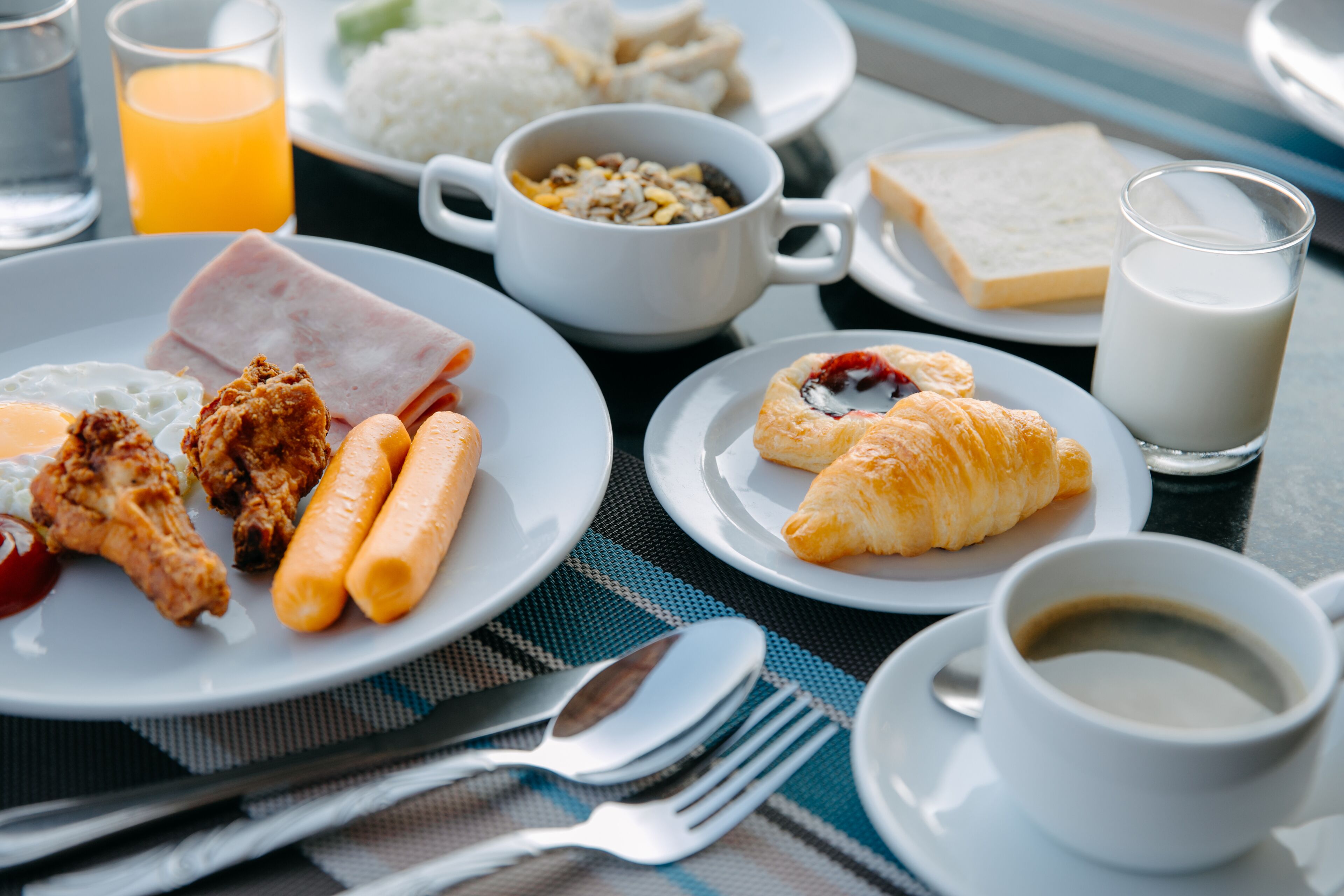 daily buffet breakfast (thb 500 per person)