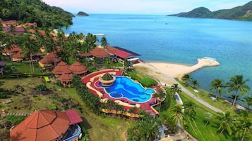 Hồ bơi ngoài trời, dù/ô trên bãi biển/hồ bơi, ghế dài tắm nắng