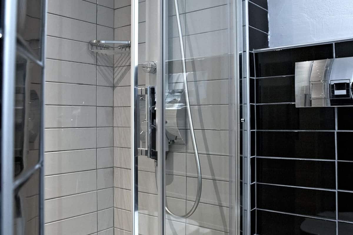 Kahden hengen classic-huone (yksi tai kaksi sänkyä) | Kylpyhuone | Suihku, hiustenkuivaaja, pyyhkeet, saippua