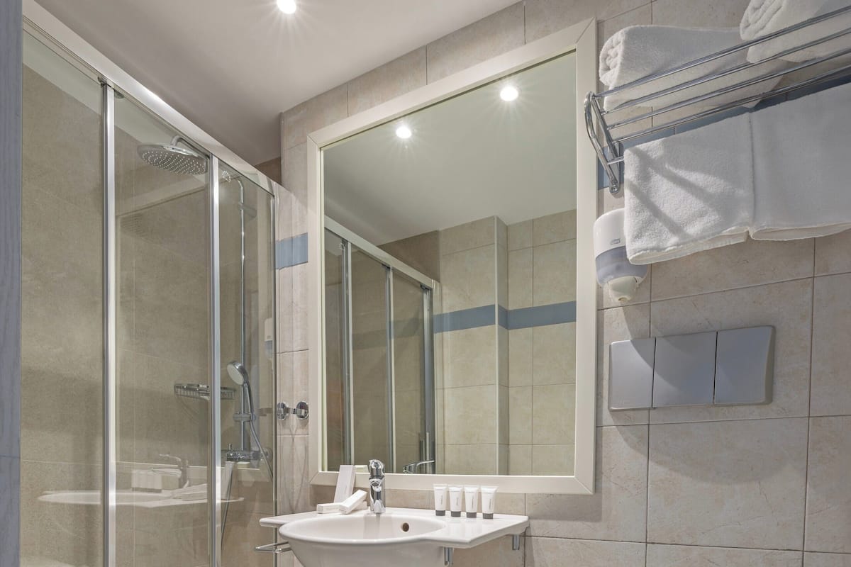 Suihku, hiustenkuivaaja, pyyhkeet, saippua