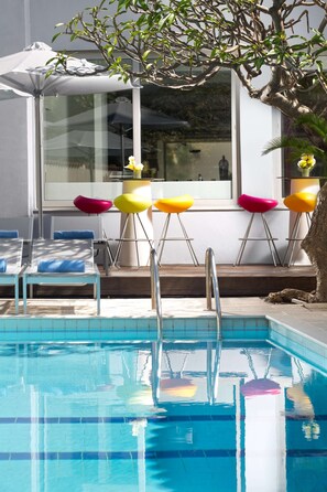 Seasonal outdoor pool, pool umbrellas, sun loungers - Aquamare City+Beach (Rhodes)