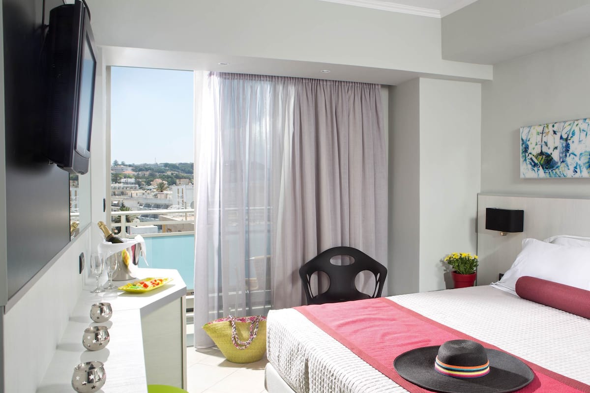 Classic-sviitti, 1 makuuhuone | Pillowtop-patjalliset sängyt, minibaari, tallelokero huoneessa