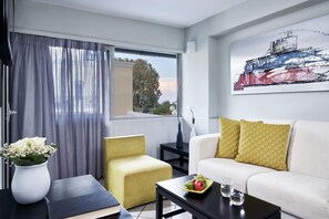 Pillowtop-patjalliset sängyt, minibaari, tallelokero huoneessa