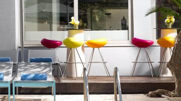 Een seizoensgebonden buitenzwembad, parasols voor strand/zwembad