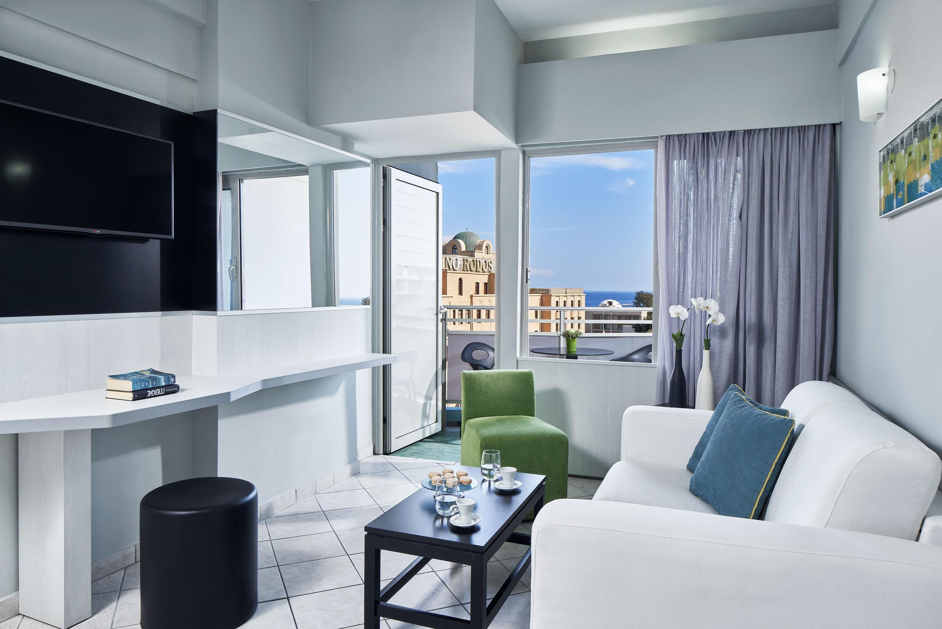 Pillowtop-bedden, een minibar, een kluis op de kamer