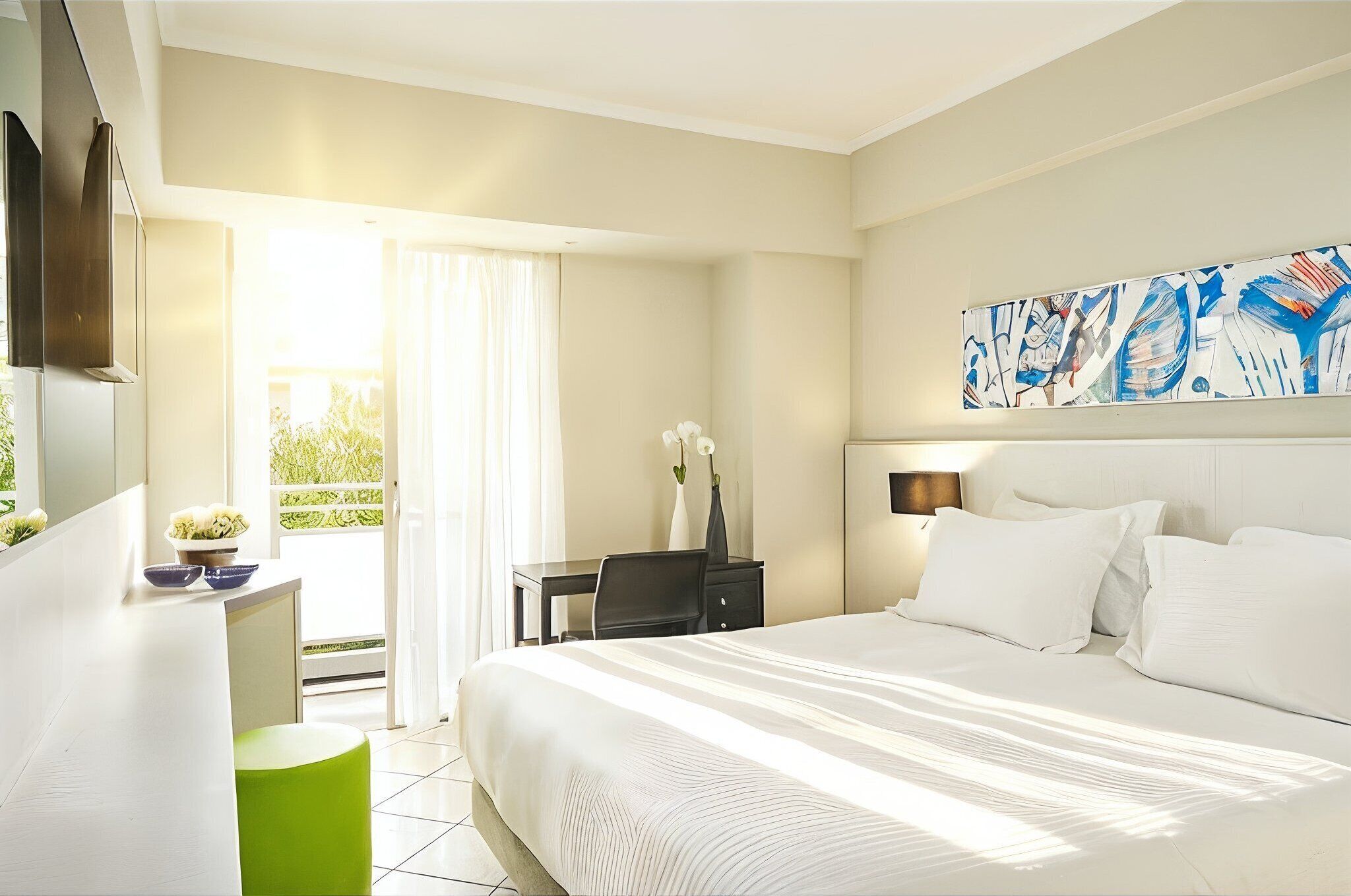 Dobbelt- eller tomannsrom – classic | Senger med overmadrass, minibar, safe på rommet og individuelt dekorert