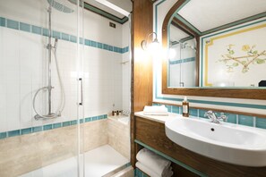 淋浴/盆浴组合、免费洗浴用品、吹风机、毛巾