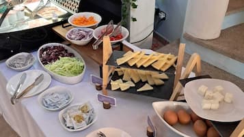 Daily buffet breakfast for a fee