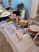 Café da manhã com buffet todos os dias mediante uma taxa